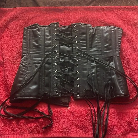 Satin with bone adjustable corset
Size 28” - Picture 5 of 6